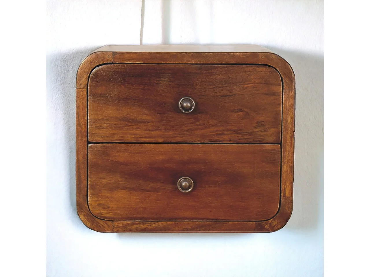 Table de chevet mini en châtaignier suspendue.