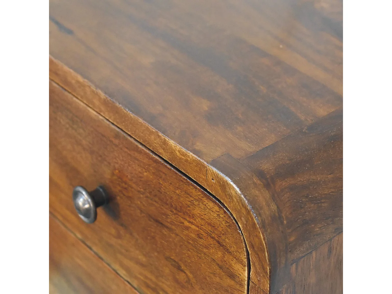 Mesa de cabeceira suspensa em miniatura, feita de madeira de castanheiro.