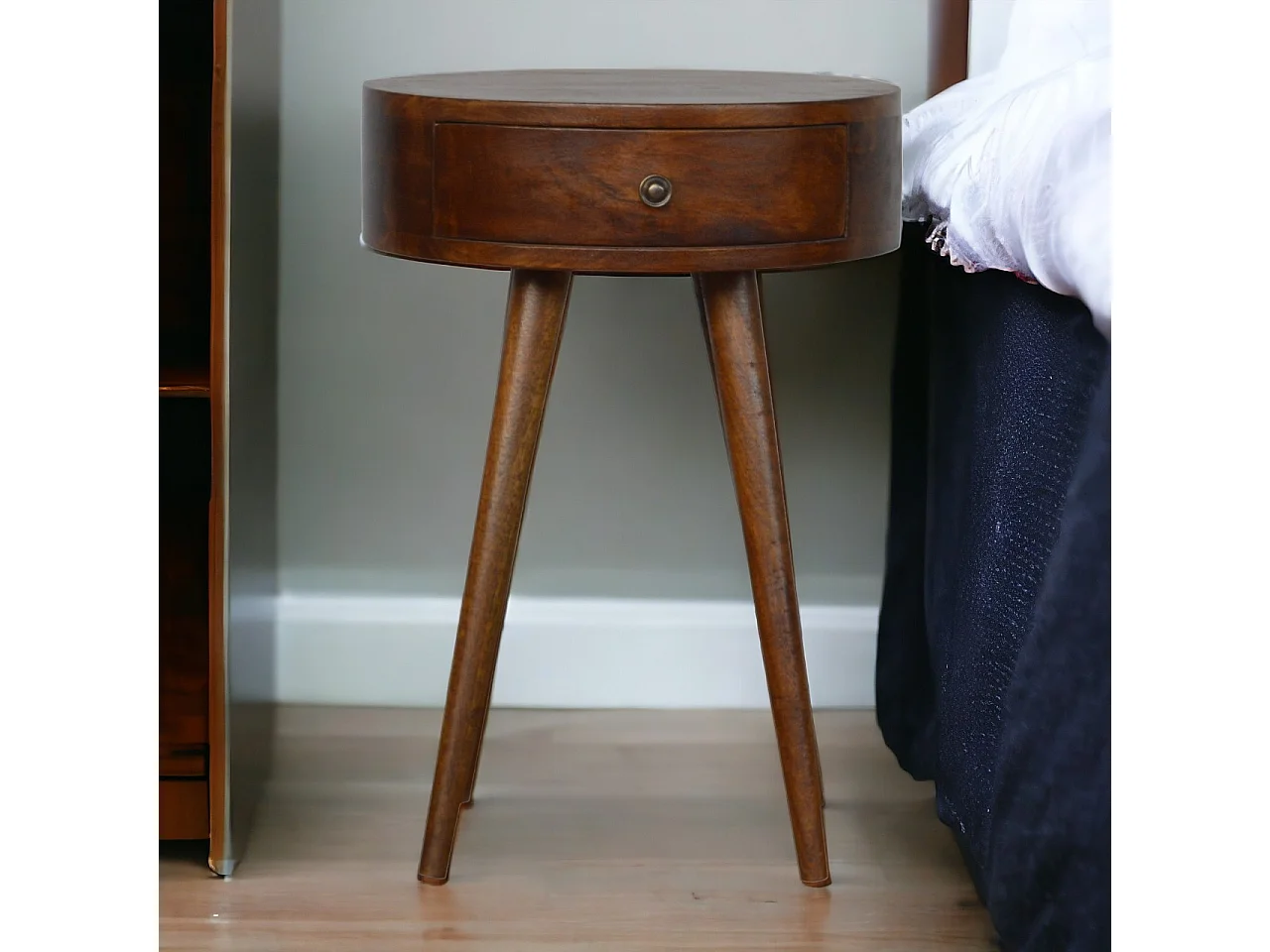 Table de chevet circulaire nordique en châtaignier.