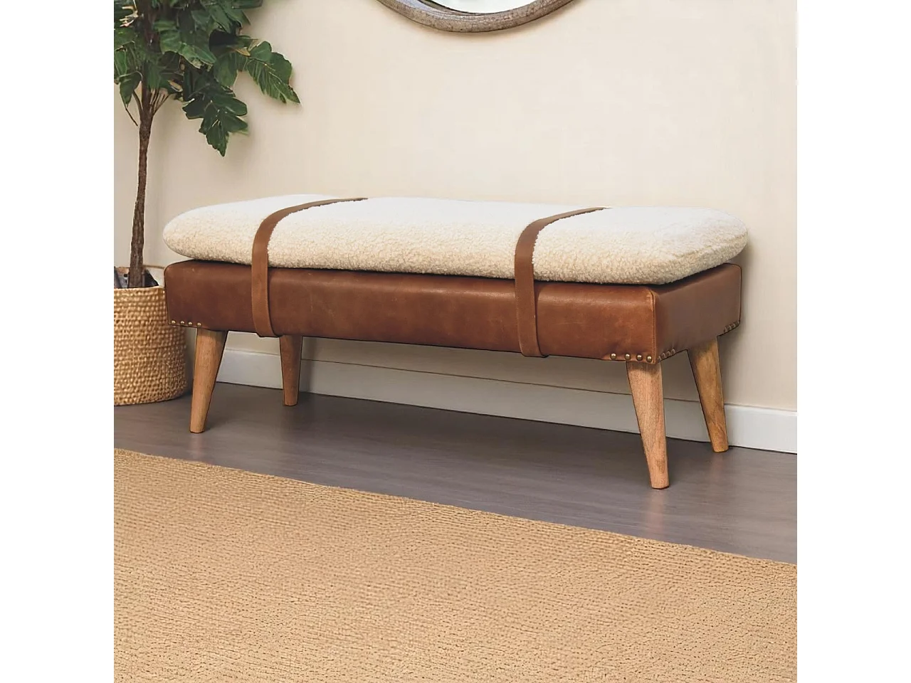 Artisan Furniture Banco de madera maciza de cuero de búfalo rizado.