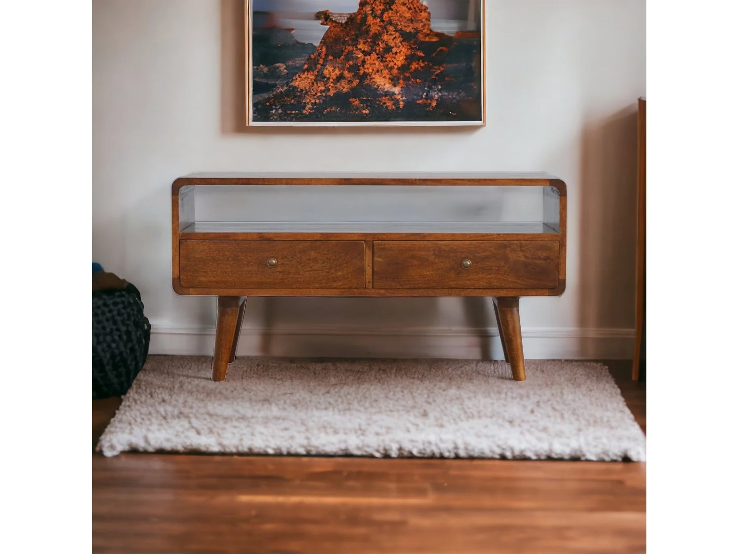 Unité multimédia en châtaignier courbée.