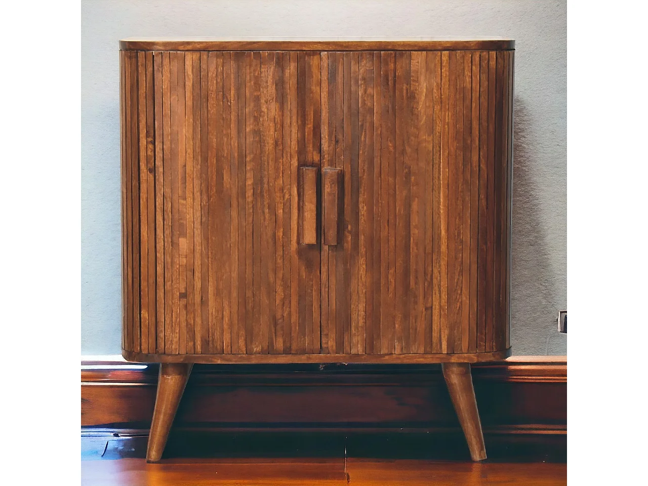 Cabinet à rayures en châtaignier.