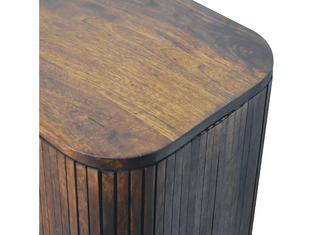 Cabinet à rayures en châtaignier.