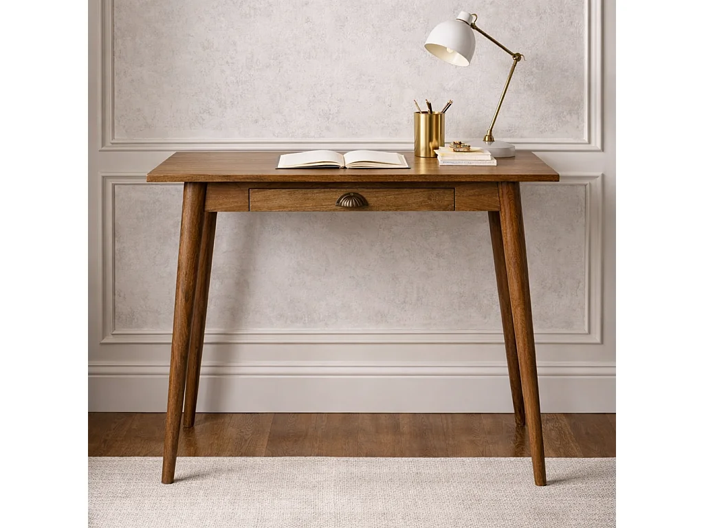Mini biurko w stylu skandynawskim od Artisan Furniture, wykonane z litego drewna, z 1 szufladą, w kolorze beżowym.