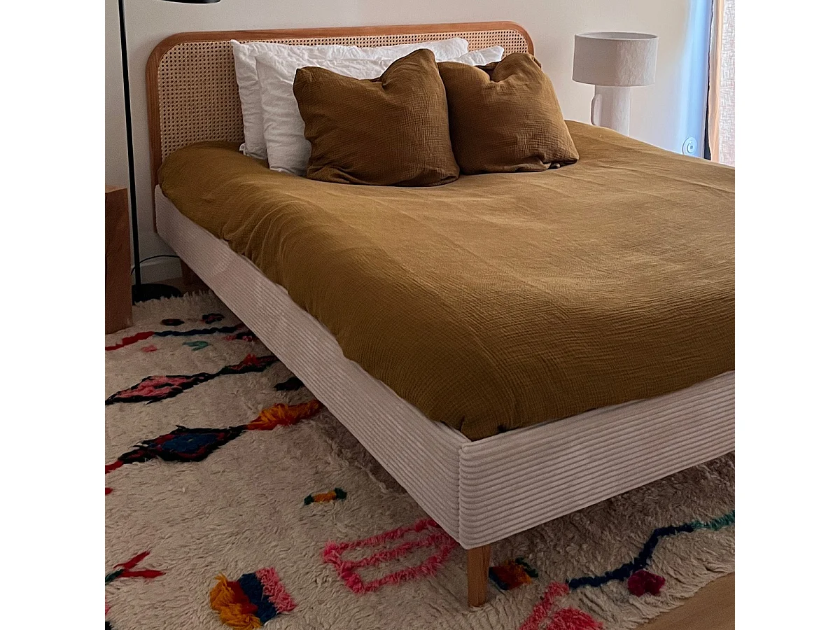 Lit adulte 140x190 cm en velours côtelé beige avec tête de lit en cannage - Dalia