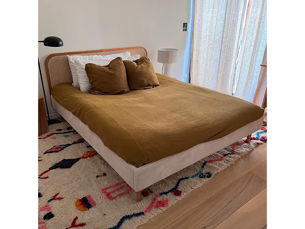 Lit adulte 140x190 cm en velours côtelé beige avec tête de lit en cannage - Dalia