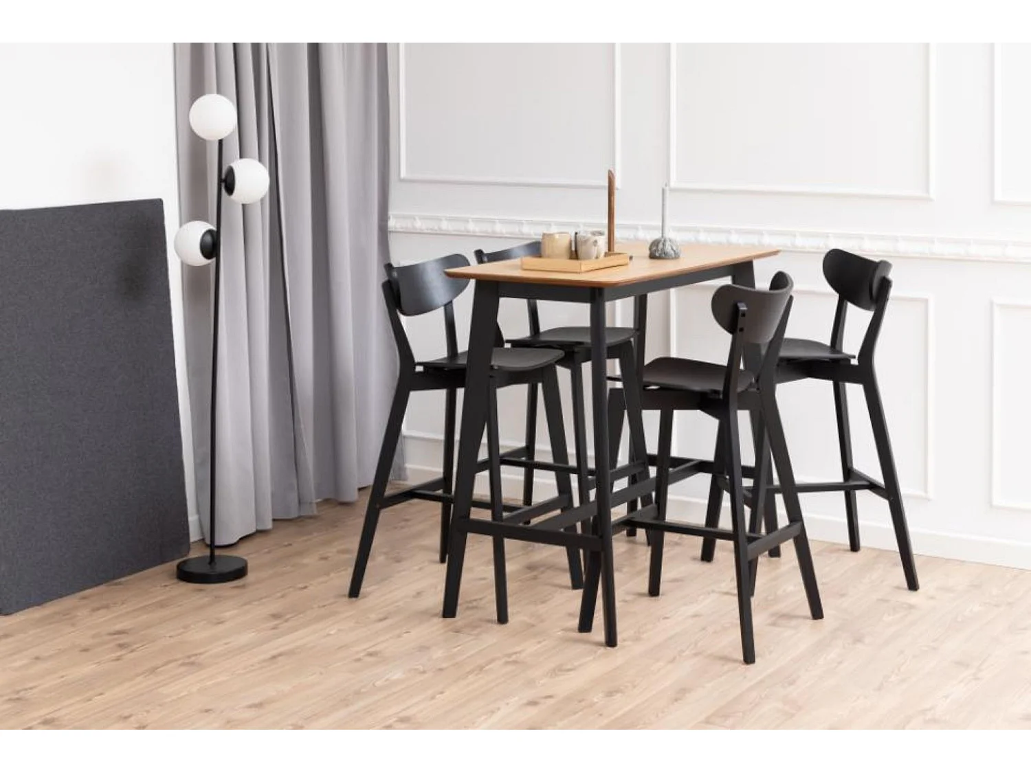 Table de bar et 4 tabourets de bar scandinaves en bois - LETA