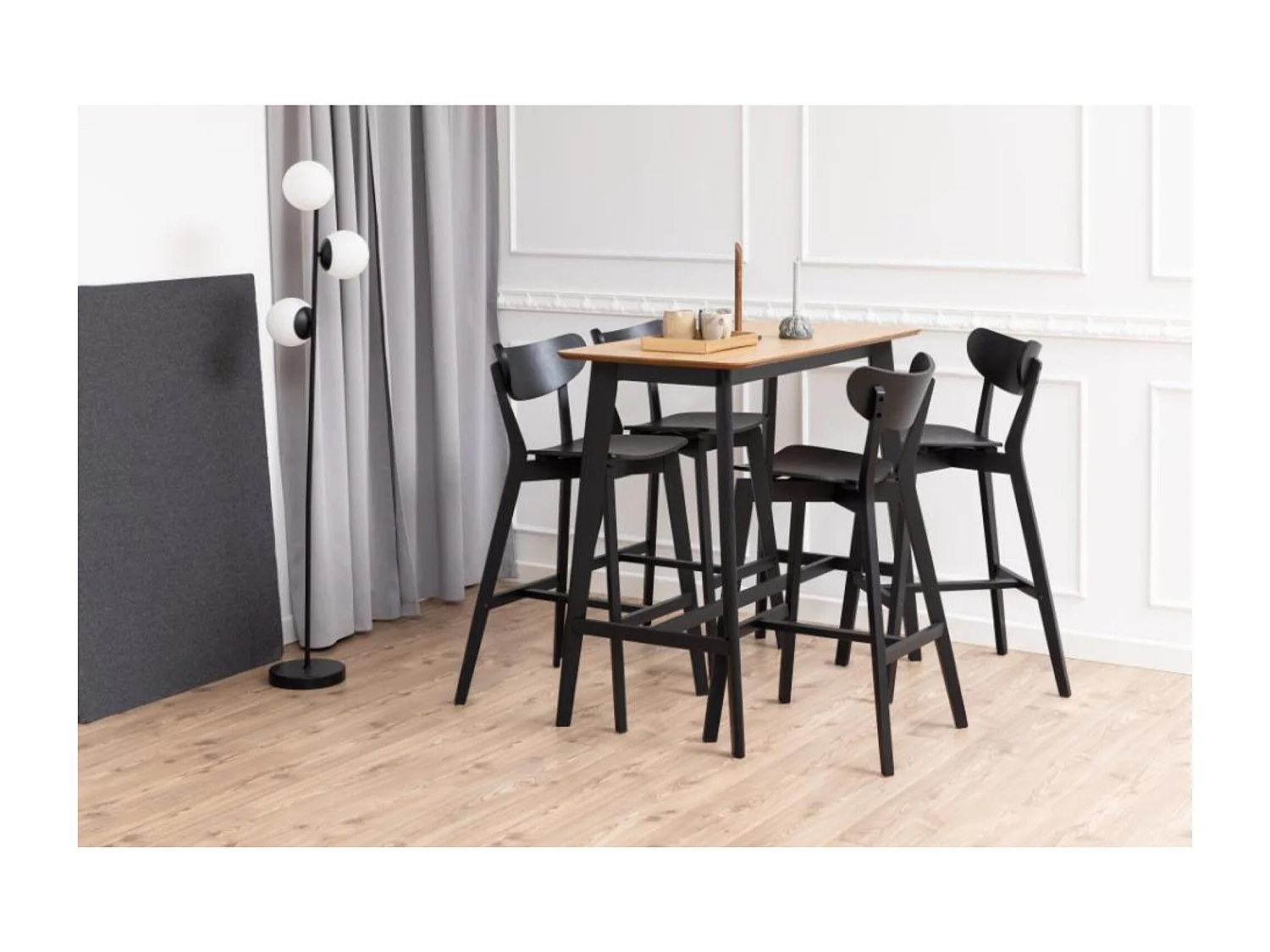 Table de bar et 4 tabourets de bar scandinaves en bois - LETA