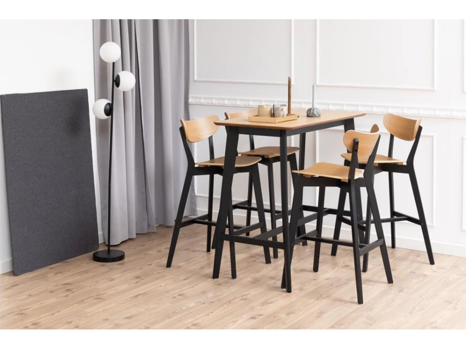 Table de bar et 4 tabourets de bar scandinaves en bois - LETA