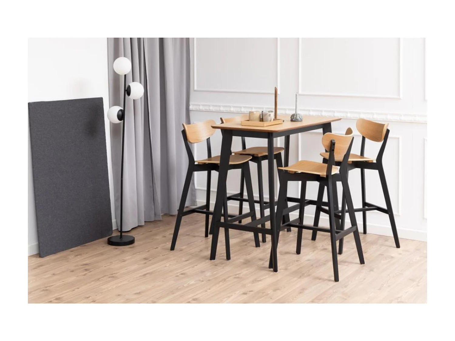 Table de bar et 4 tabourets de bar scandinaves en bois - LETA