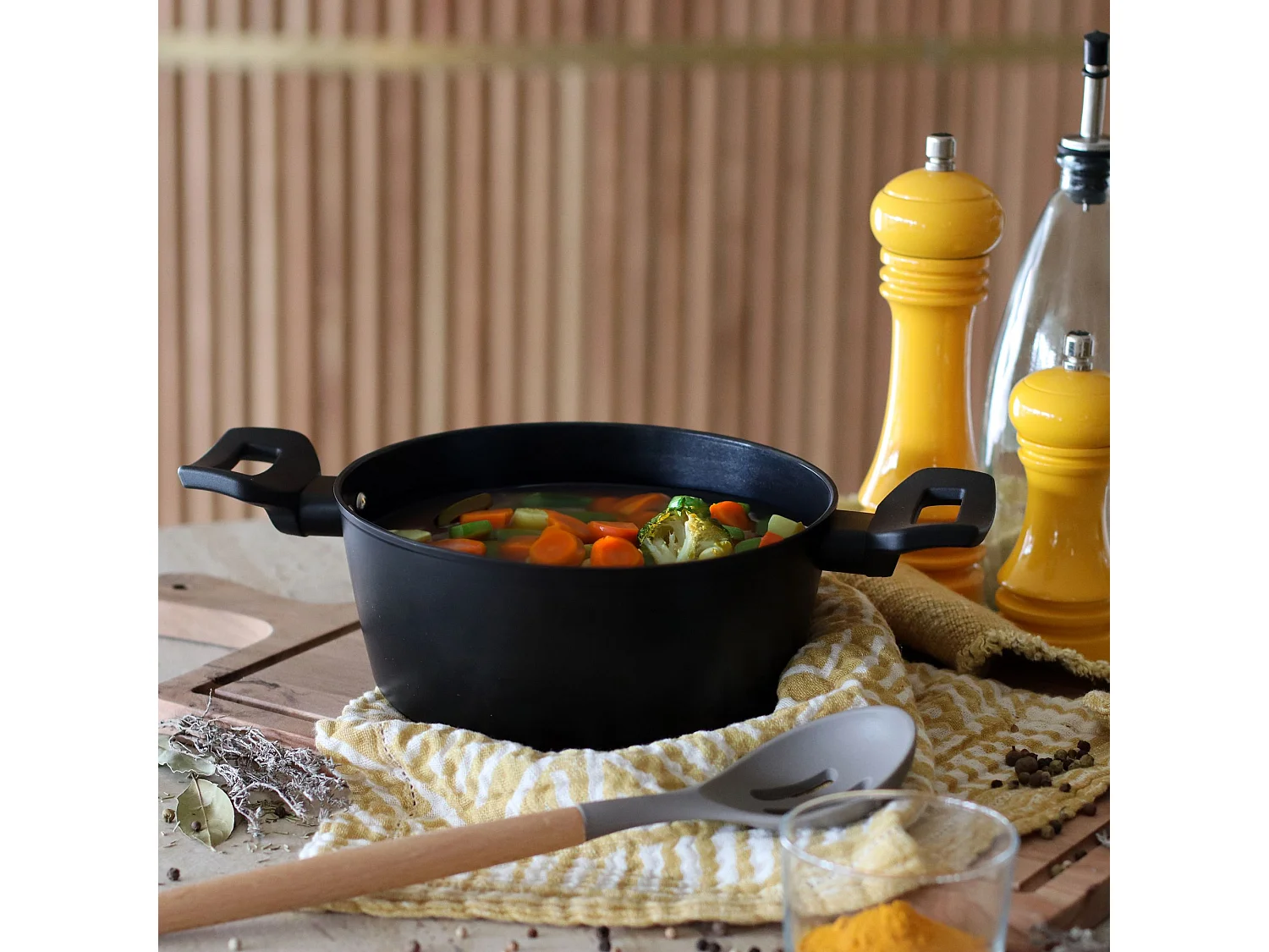 Menastyl - Faitout First 20cm En Aluminium Noir Induction Avec Couvercle