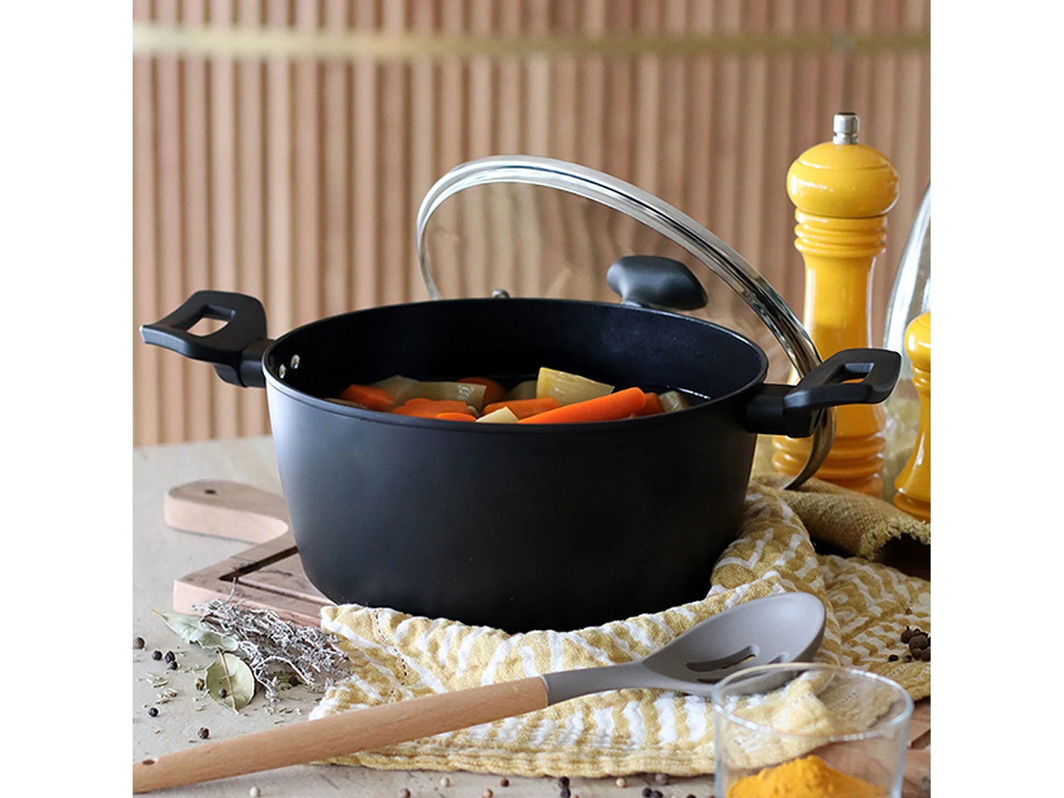 Menastyl - Faitout First 24cm En Aluminium Noir Induction Avec Couvercle