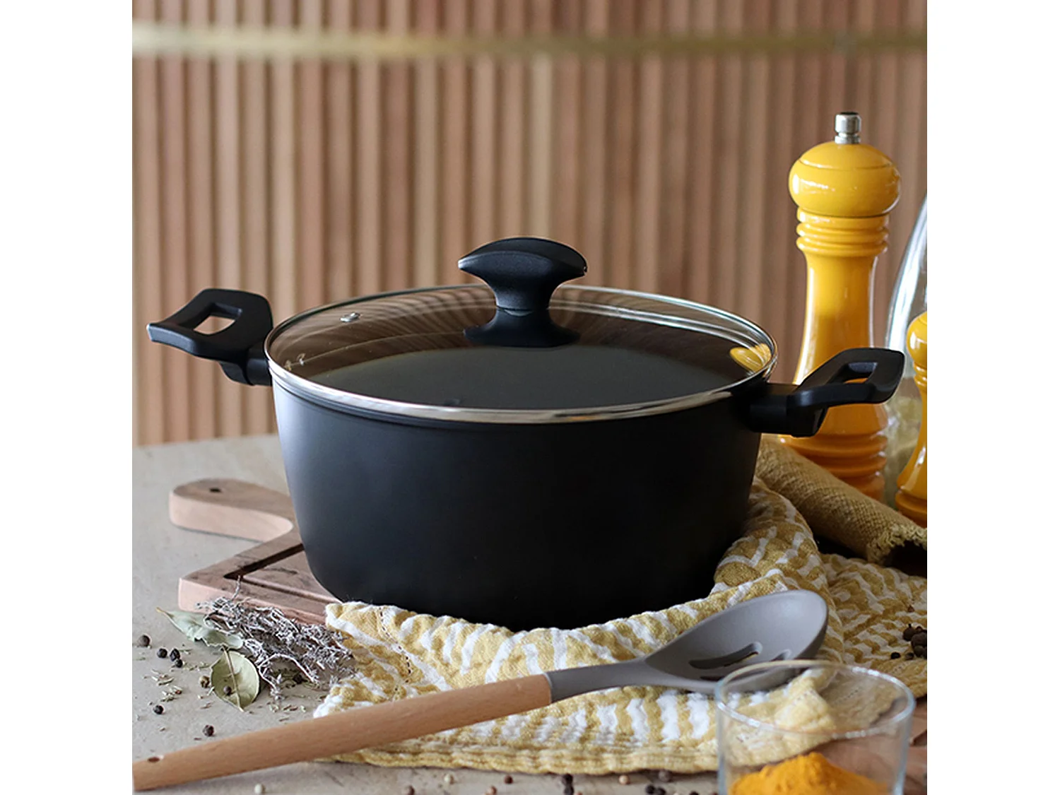 Menastyl - Faitout First 24cm En Aluminium Noir Induction Avec Couvercle