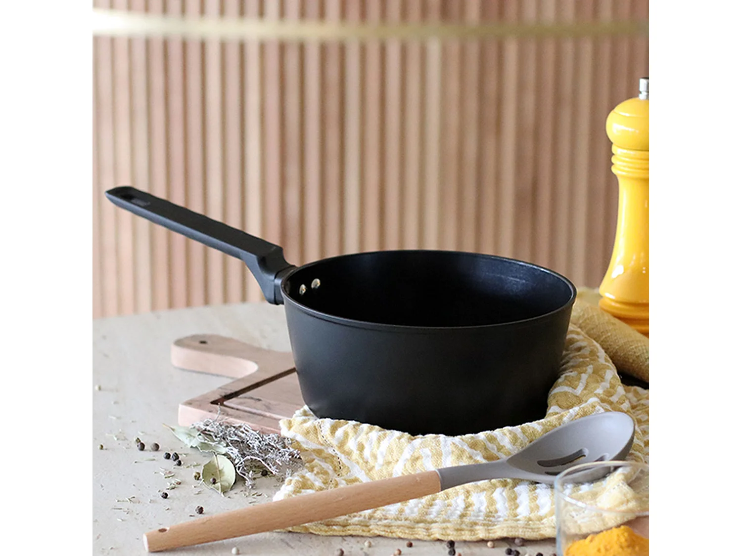 Menastyl - Casserole First 20cm En Aluminium Noir Induction