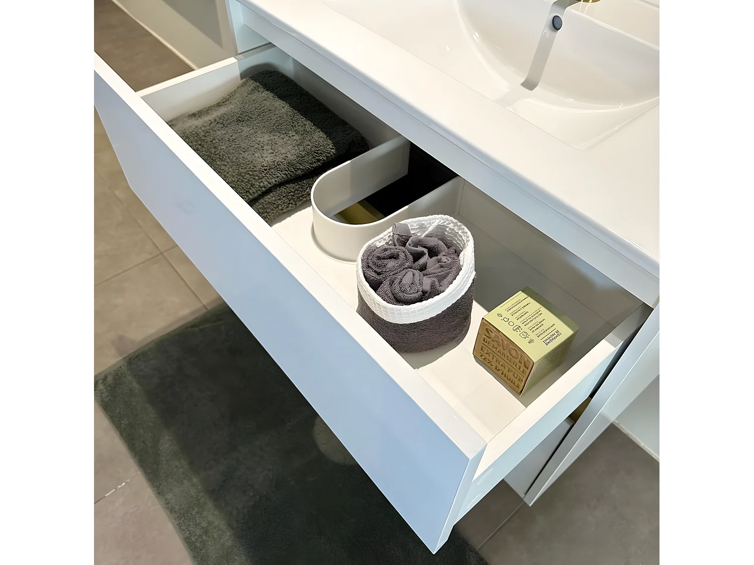 Musea meuble avec simple lavabo blanc et or brossé - Essebagno