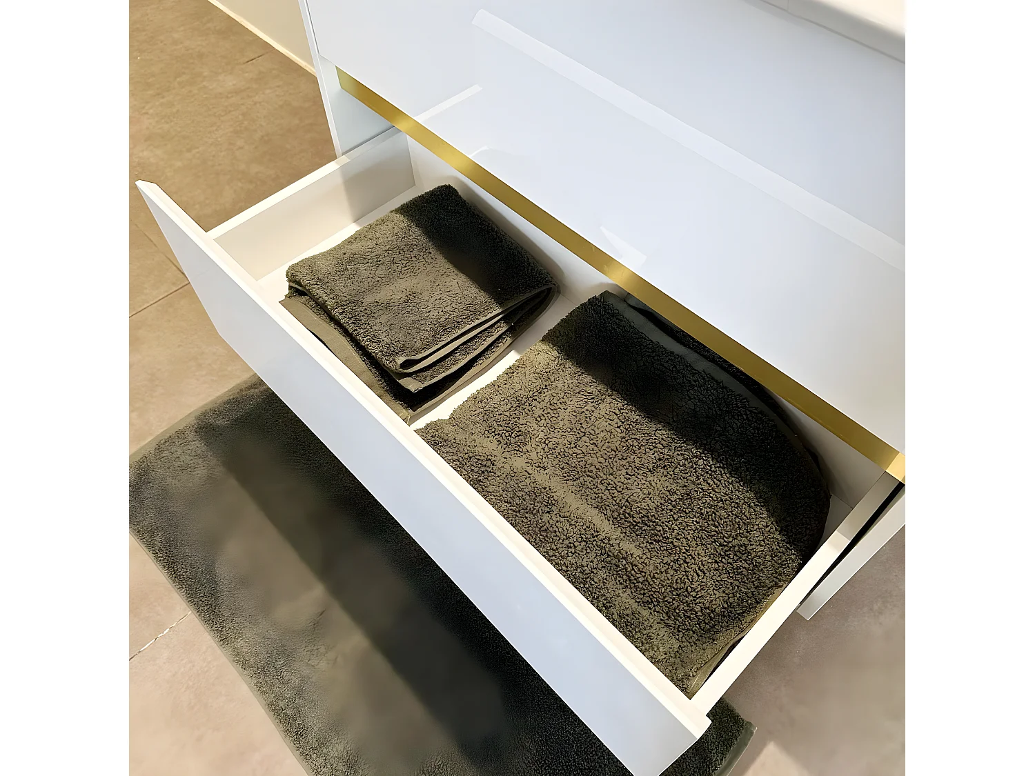 Musea meuble avec simple lavabo blanc et or brossé - Essebagno