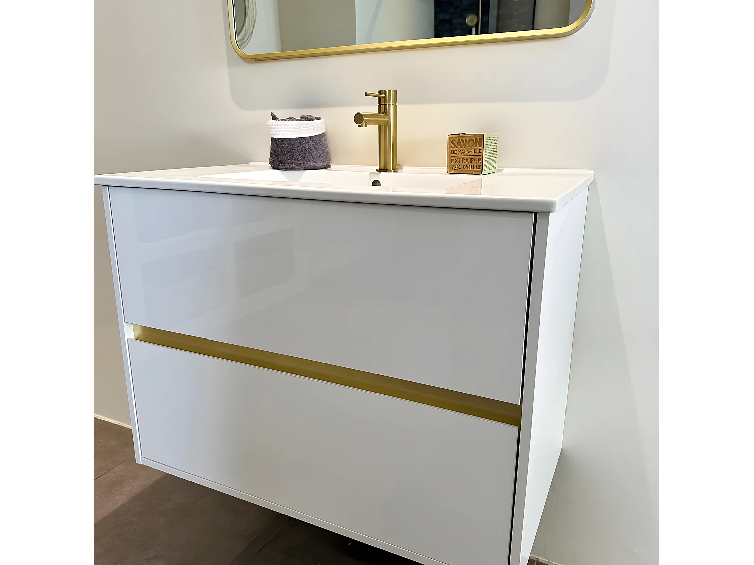 Musea meuble avec simple lavabo blanc et or brossé - Essebagno