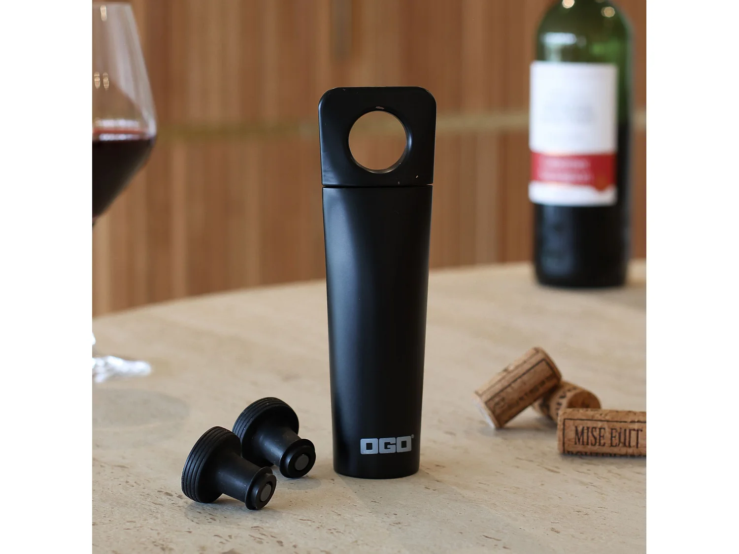 Ogo Living - Pompe A Vin Deluxe Noir Mat Avec 2 Bouchons En Silicone