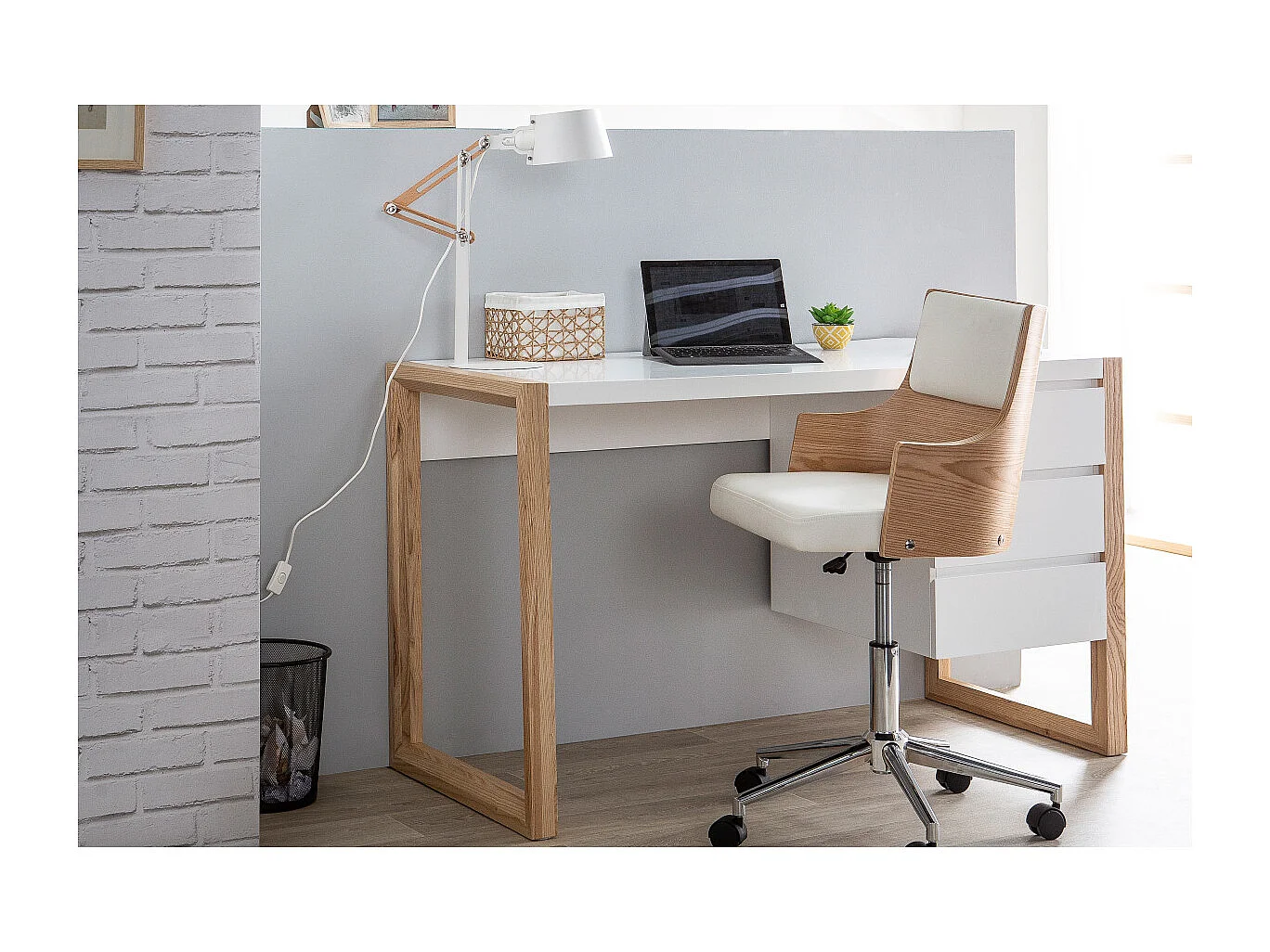 Silla de escritorio moderna blanca y madera clara con cojín integrado MAYOL