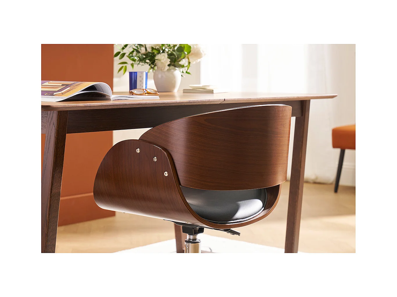 Sedia design a rotelle nera e legno color noce BENT