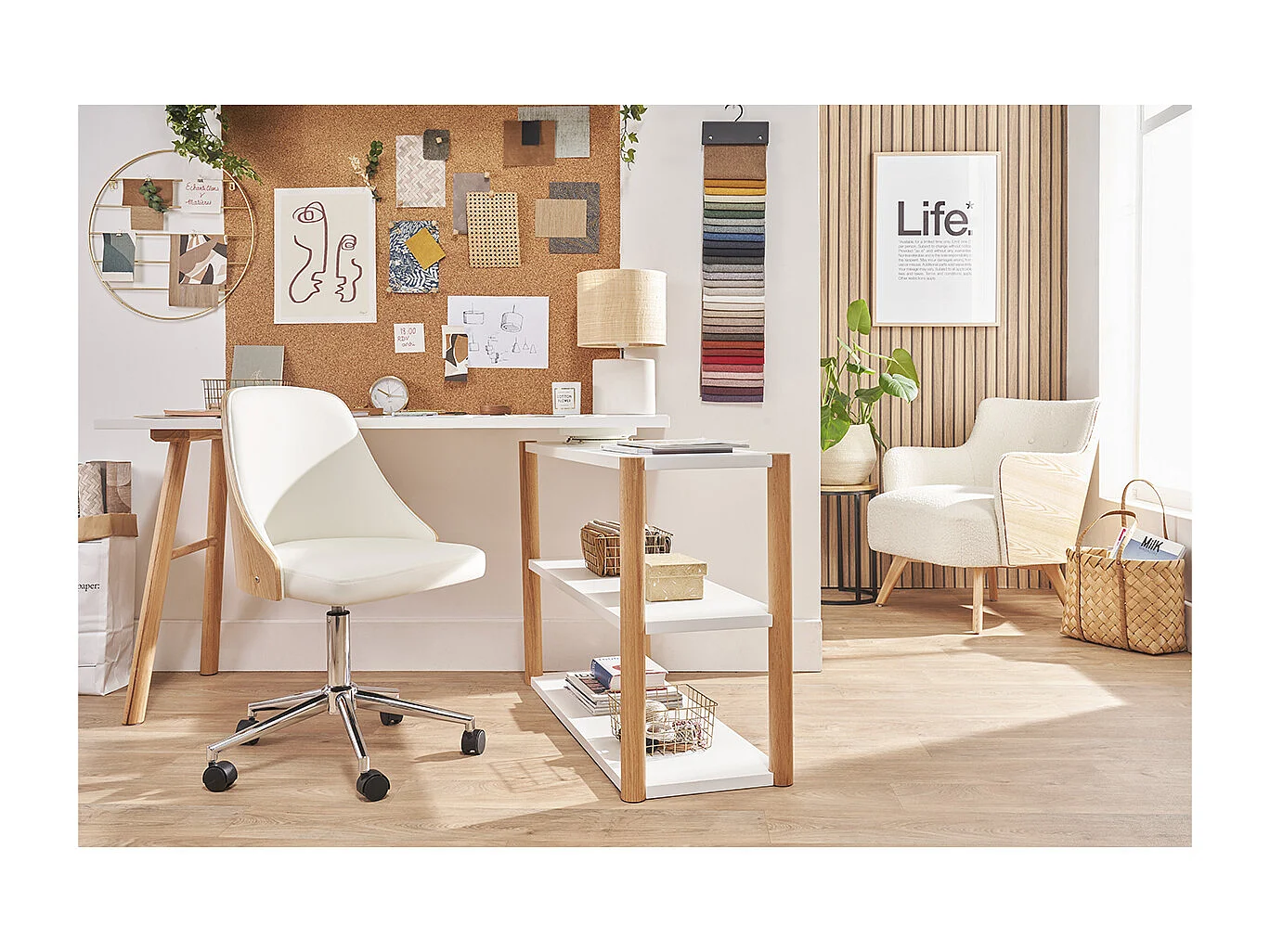 Chaise de bureau à roulettes design blanc, bois clair et acier chromé QUINO