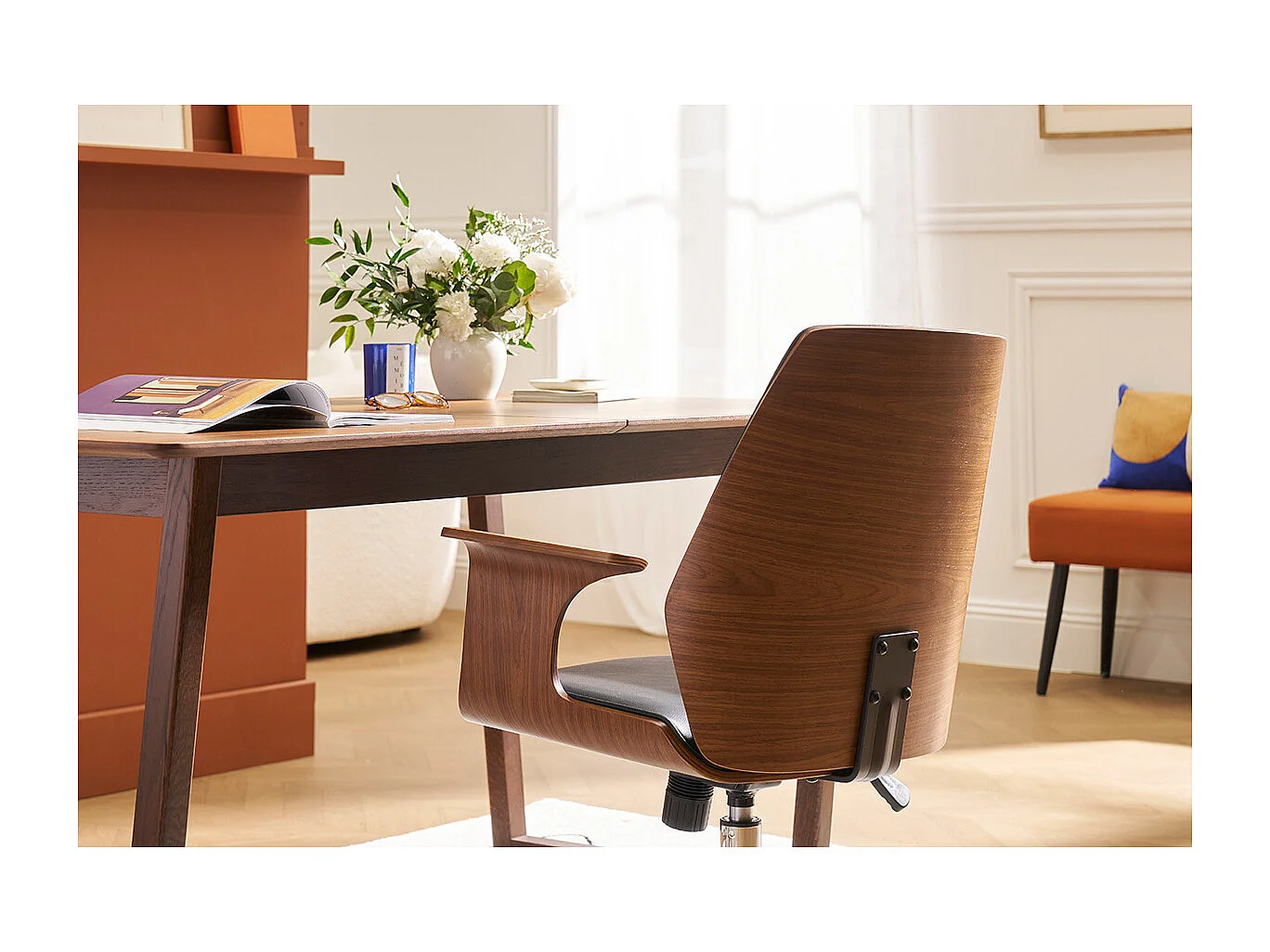 Silla de oficina moderna negra con madera oscura RUFIN