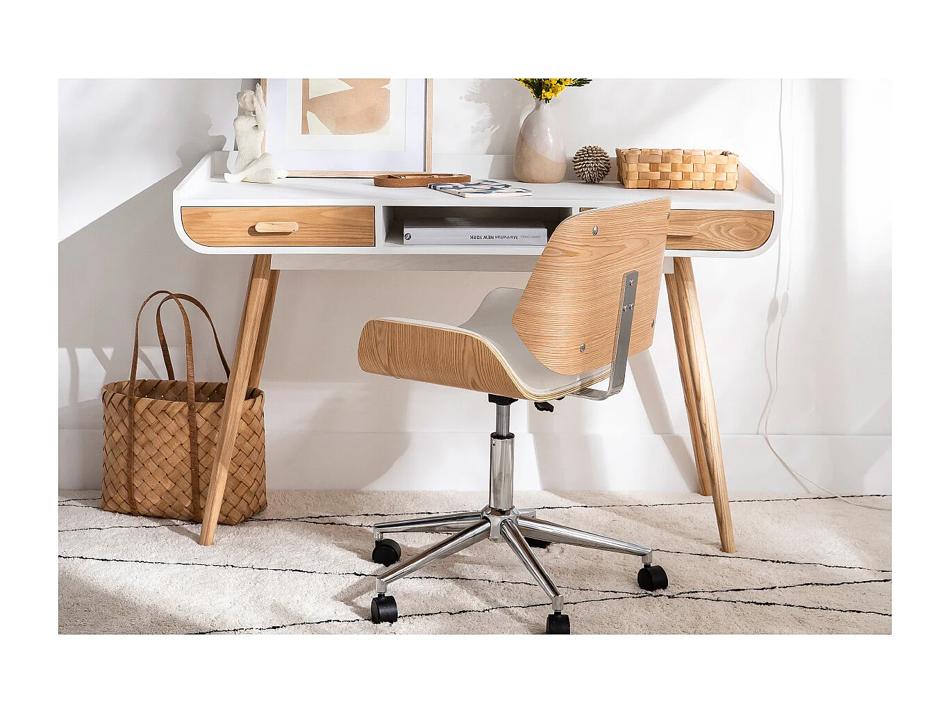 Chaise de bureau à roulettes design blanc, bois clair et acier chromé RUBBENS