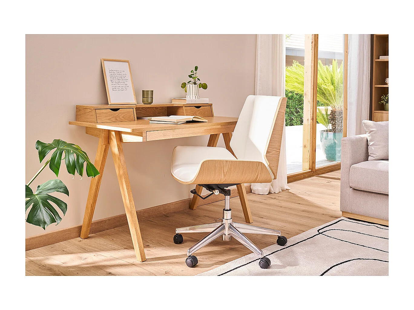 Chaise de bureau à roulettes design en tissu gris clair, bois clair et acier chromé CURVED