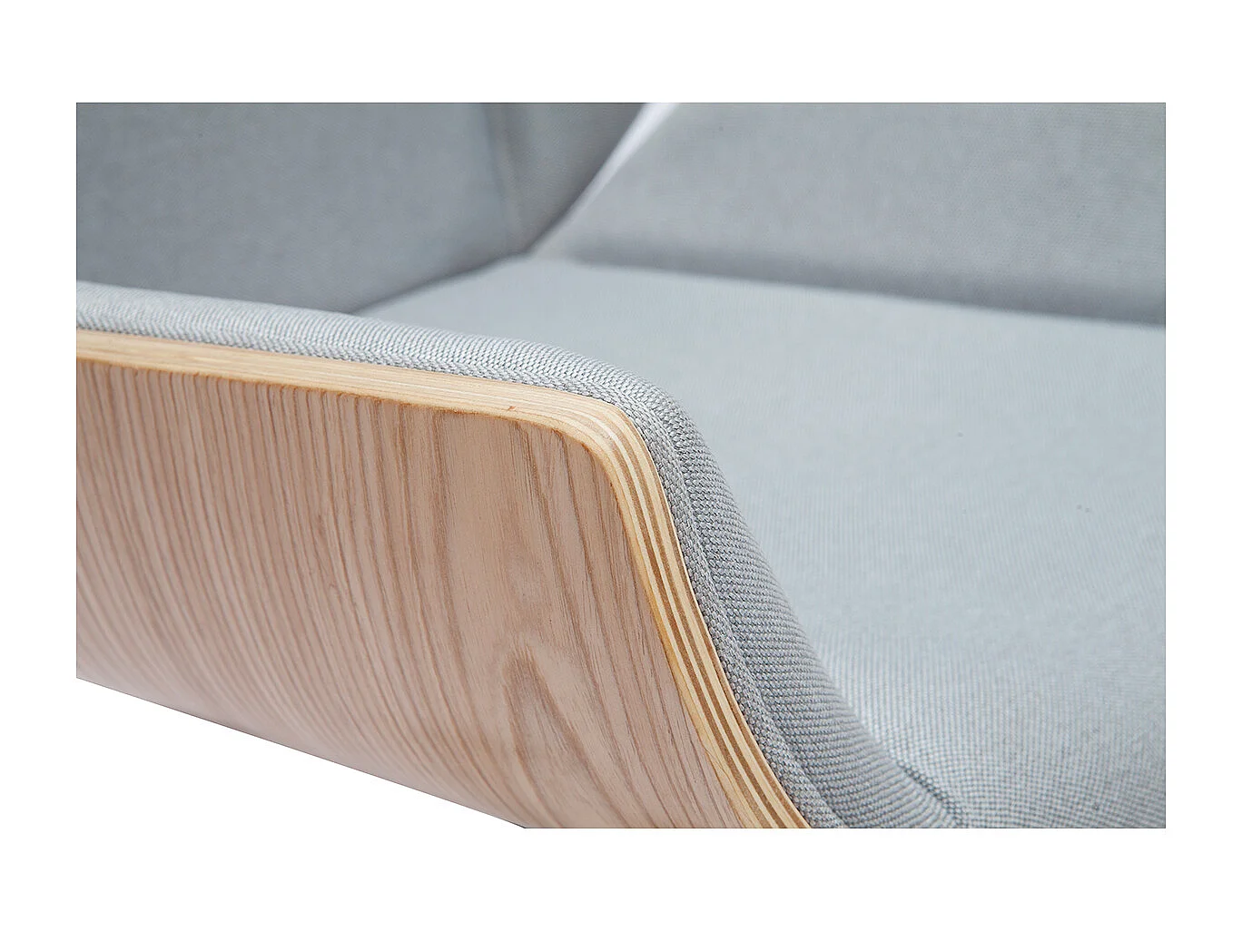 Chaise de bureau à roulettes design en tissu gris clair, bois clair et acier chromé CURVED