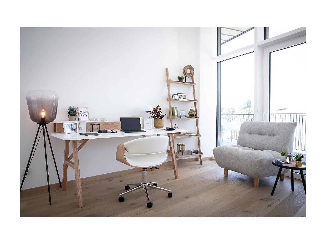 Silla de escritorio moderna polipiel blanca/madera clara ARAMIS