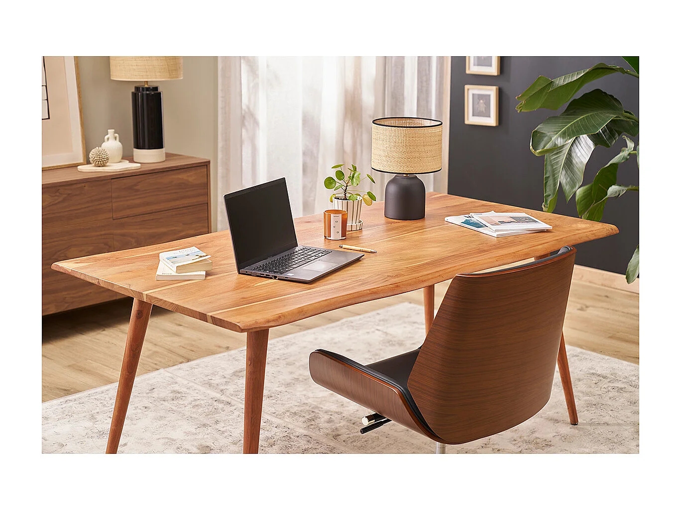 Chaise de bureau à roulettes design noir, bois foncé noyer et acier chromé CURVED