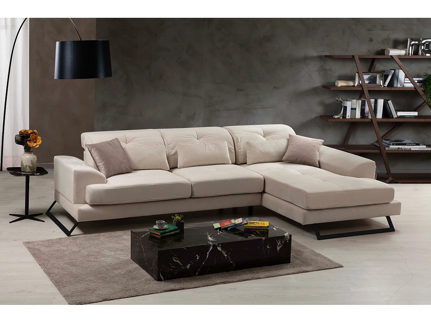 Canapé d'angle droit velours beige clair avec têtières relevables et pieds metal noir Briko 308cm