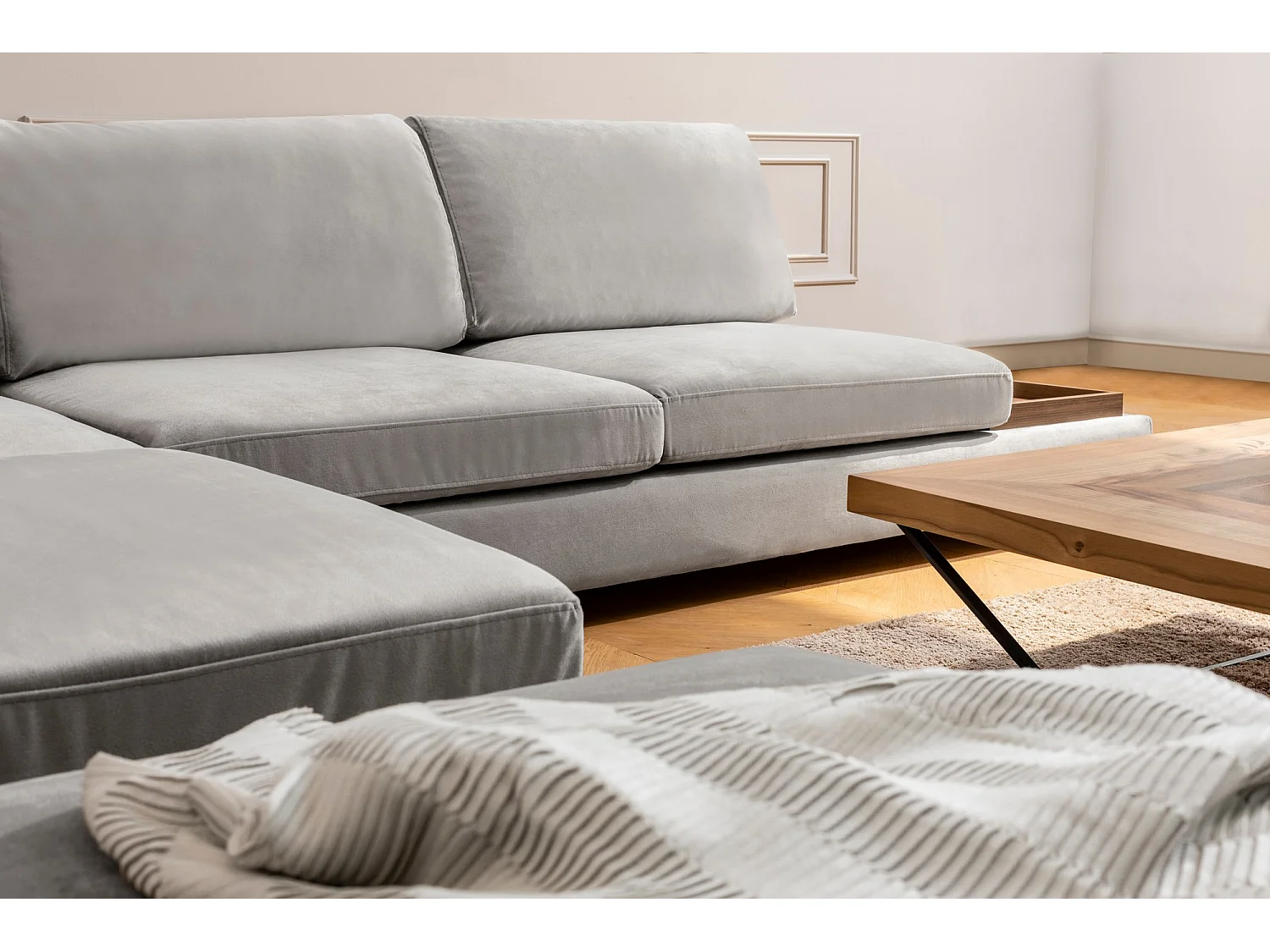 Canapé d'angle velours avec plateau en bois noyer Bakiza 313cm-Gris clair-angle gauche-avec pouf