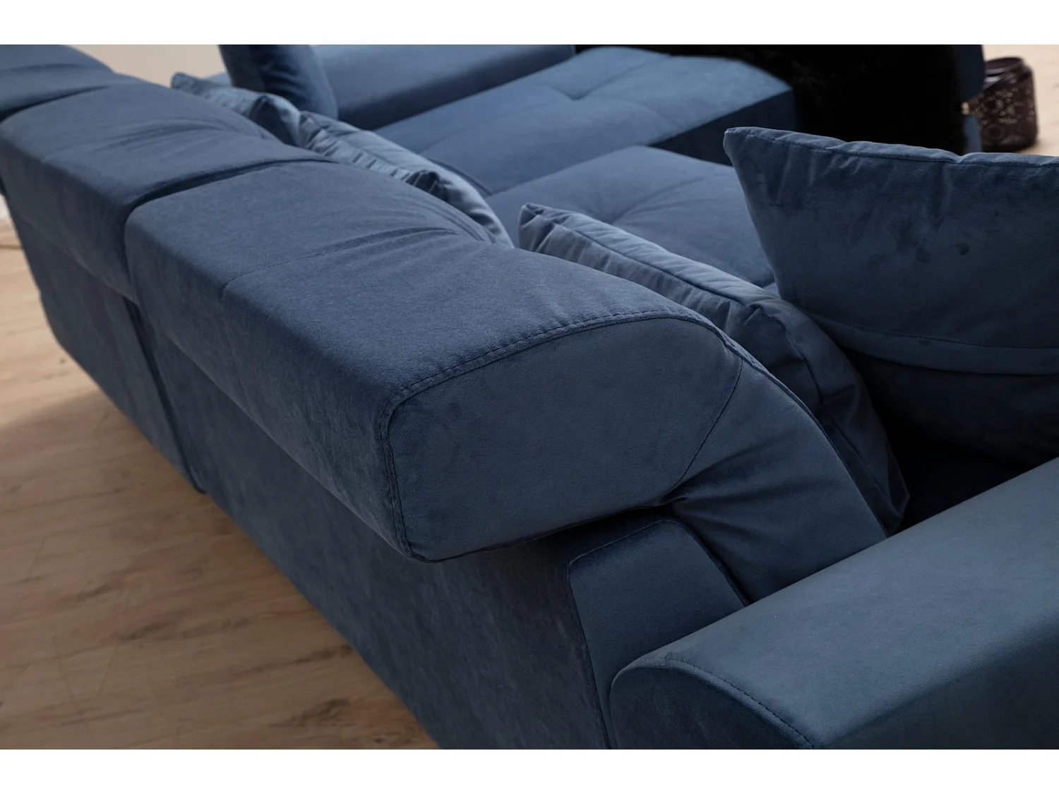 Canapé d'angle droit velours bleu avec têtières relevables et pieds metal noir Briko 308cm