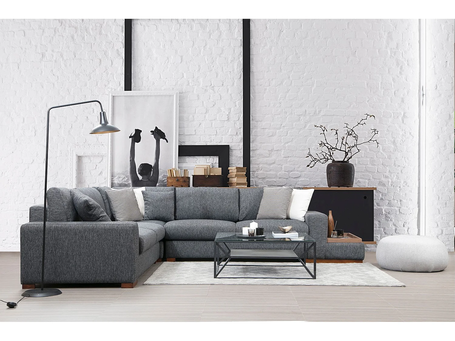 Canapé d'angle tissu anthracite avec étagère en bois sur la droite Kaloé 323cm