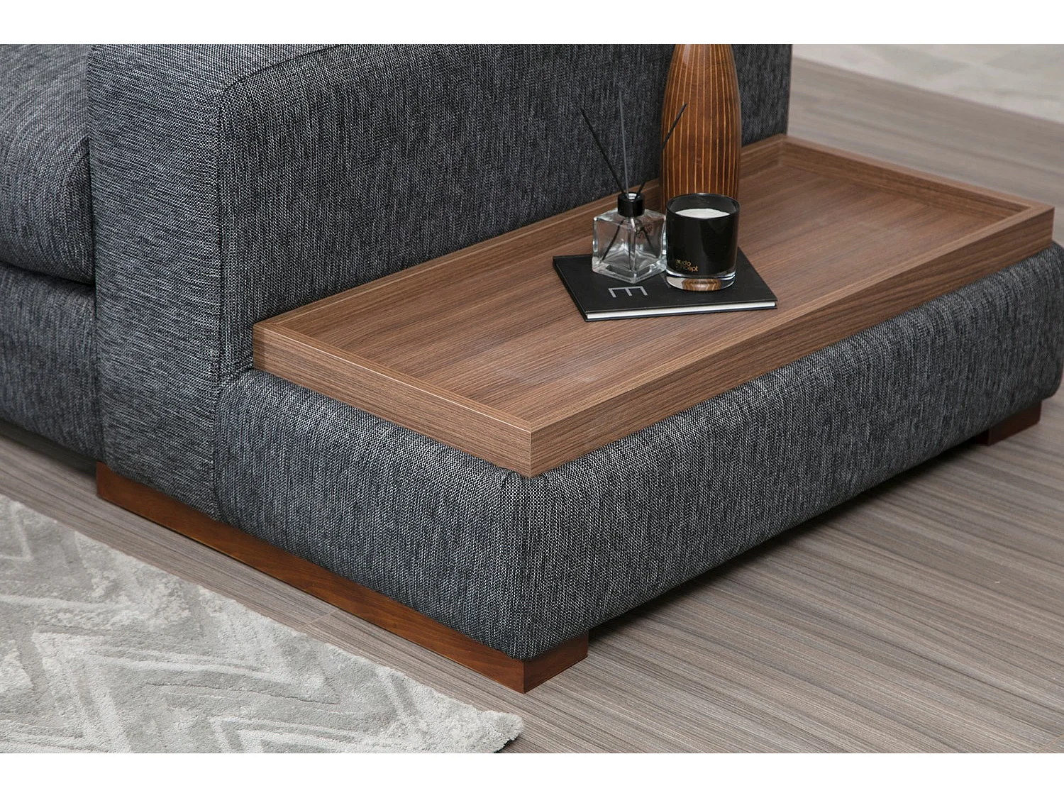 Canapé d'angle tissu anthracite avec étagère en bois sur la droite Kaloé 323cm