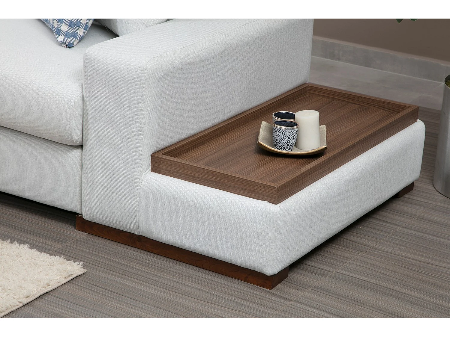 Hoekbank in beige stof met houten plank rechts Kaloé 363 cm