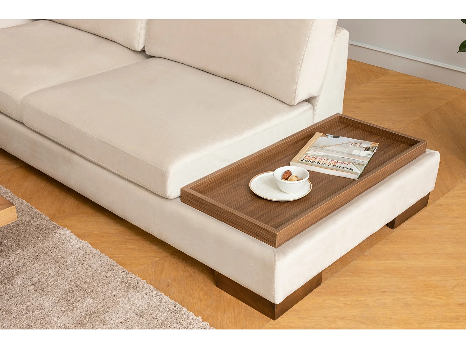 Canapé d'angle velours avec plateau en bois noyer Bakiza 313cm-Beige clair-angle gauche-avec pouf