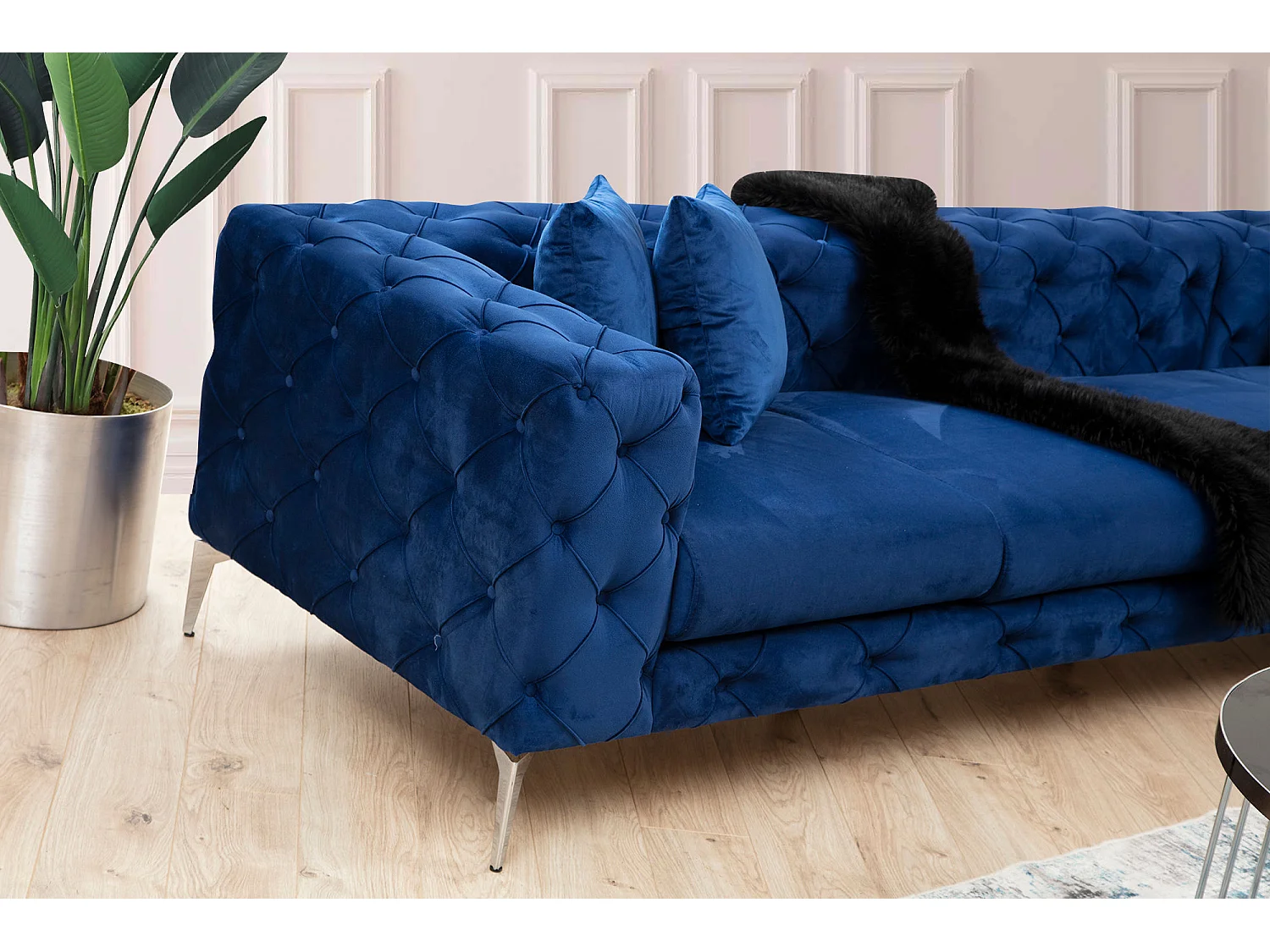 Canapé d'angle droit capitonné velours bleu marine et pieds chromés Herakles 270cm