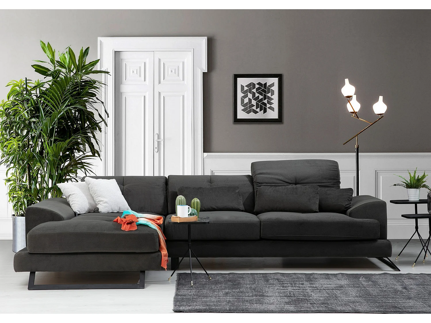 Canapé d'angle gauche velours anthracite avec têtières relevables et pieds metal noir Briko 308cm