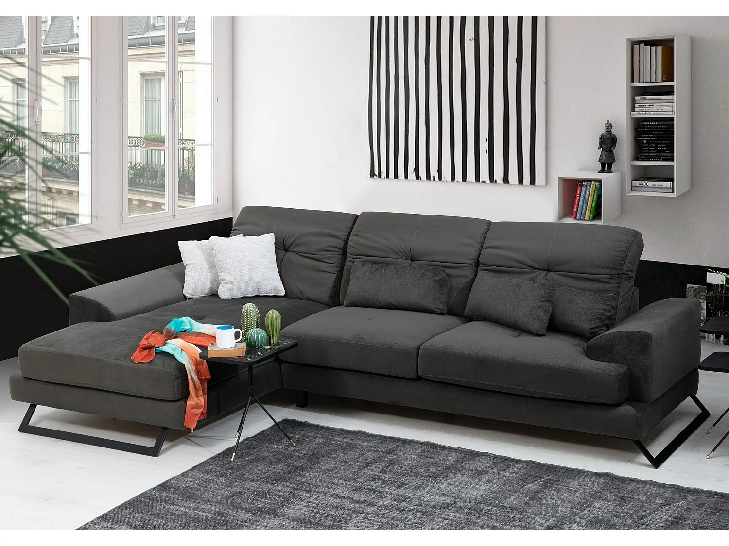 Canapé d'angle gauche velours anthracite avec têtières relevables et pieds metal noir Briko 308cm