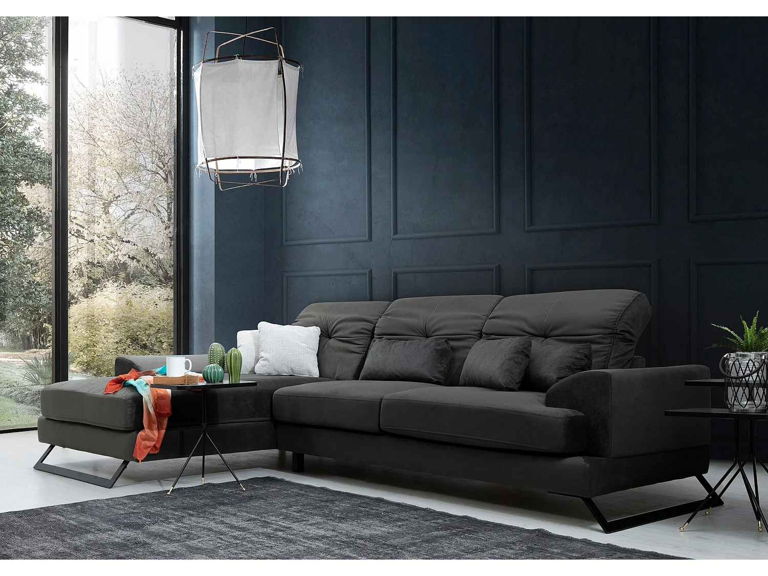 Canapé d'angle gauche velours anthracite avec têtières relevables et pieds metal noir Briko 308cm