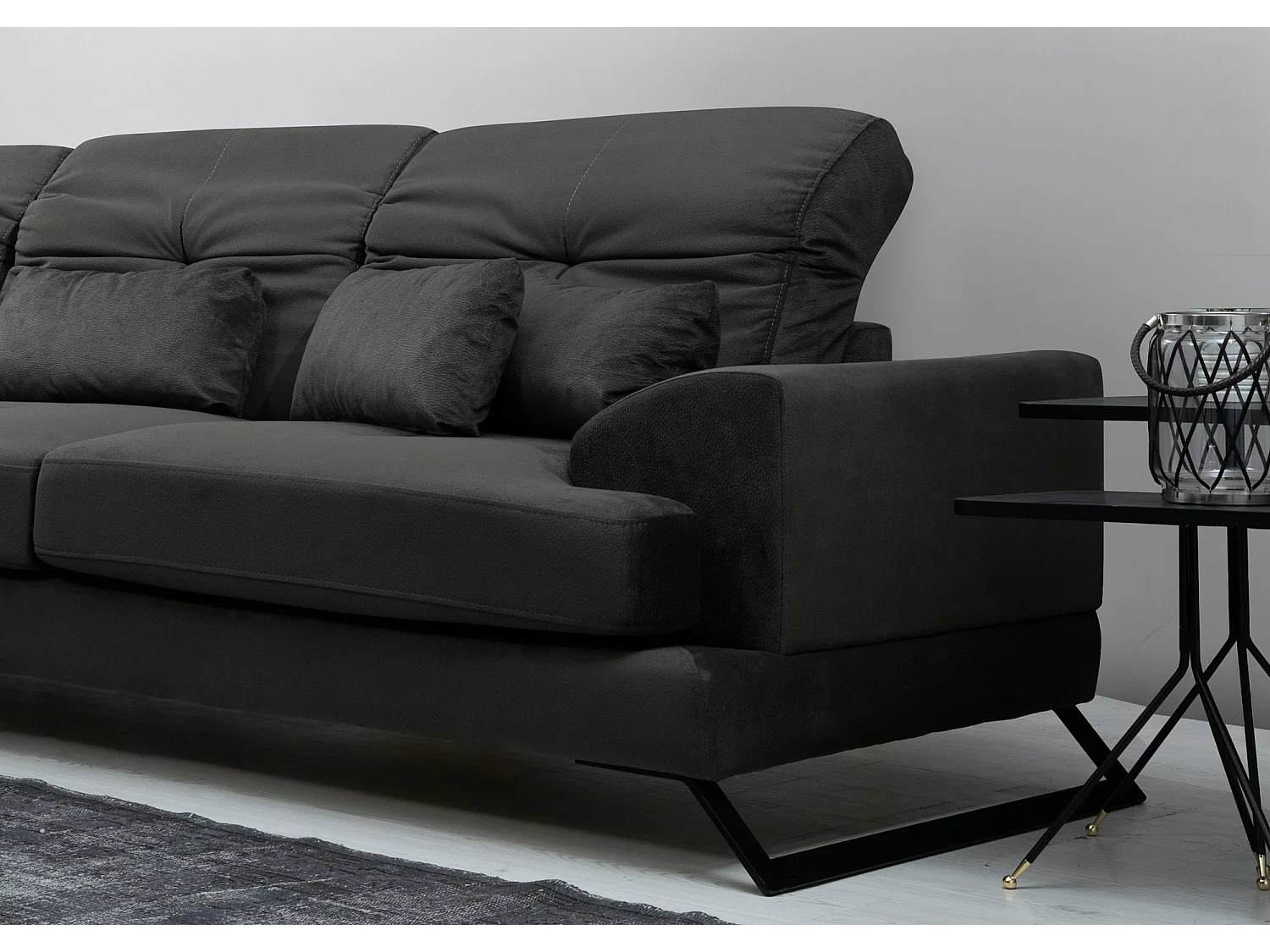 Canapé d'angle gauche velours anthracite avec têtières relevables et pieds metal noir Briko 308cm