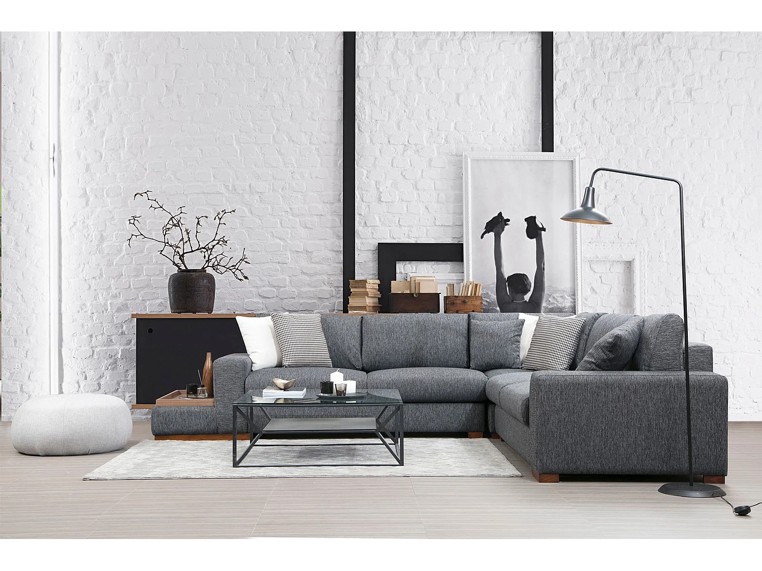 Canapé d'angle tissu anthracite avec étagère en bois sur la gauche Kaloé 323cm