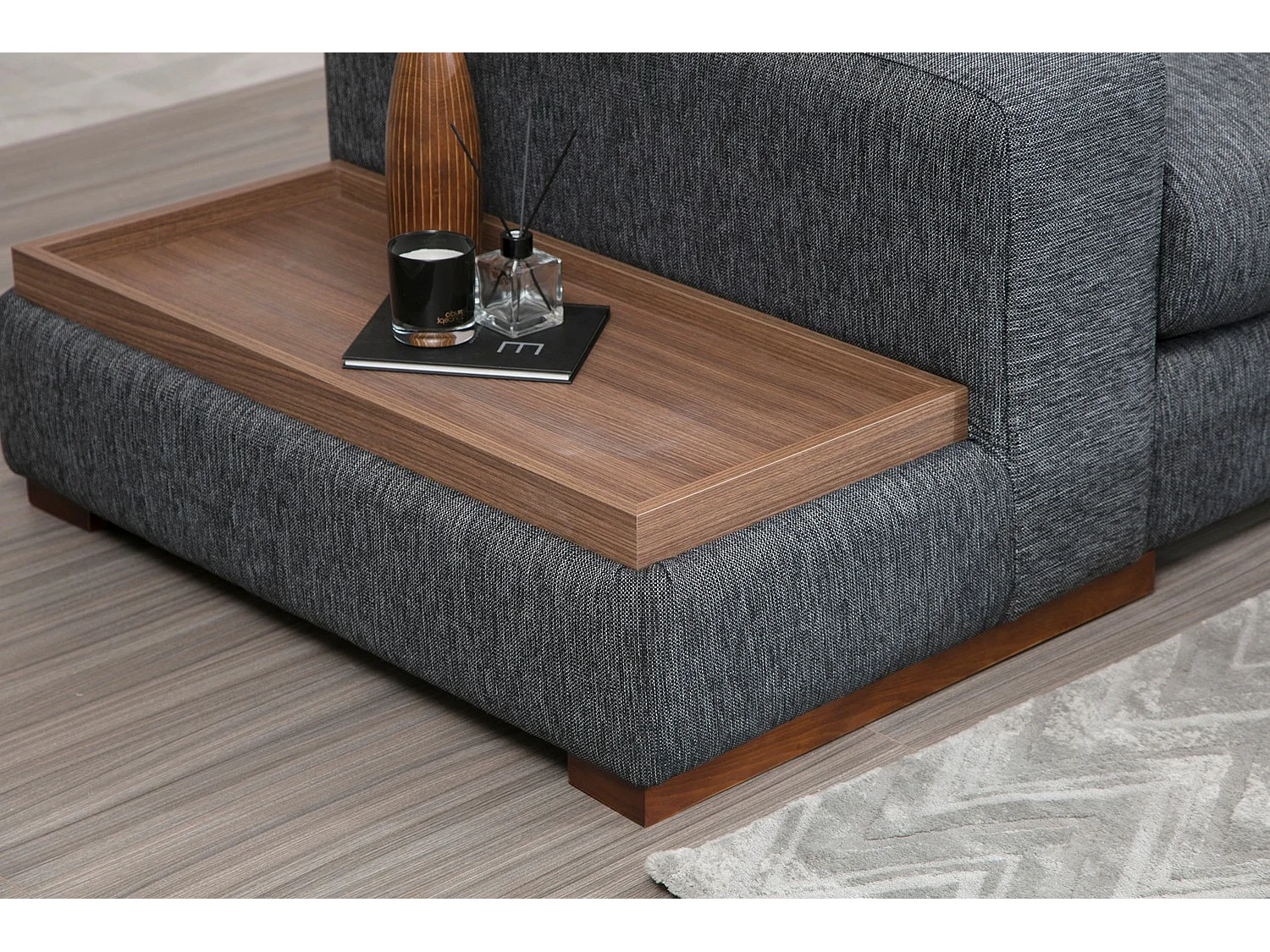 Canapé d'angle tissu anthracite avec étagère en bois sur la gauche Kaloé 323cm