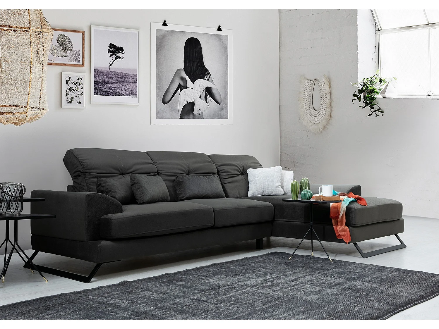 Canapé d'angle droit velours anthracite avec têtières relevables et pieds metal noir Briko 308cm