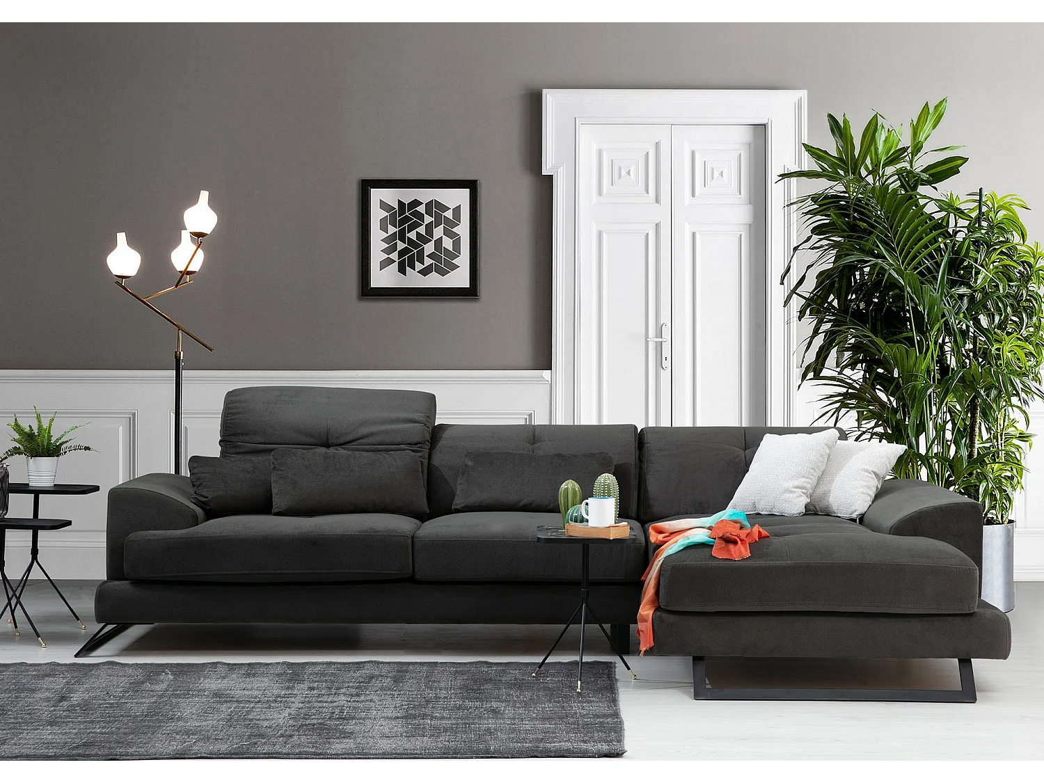 Canapé d'angle droit velours anthracite avec têtières relevables et pieds metal noir Briko 308cm