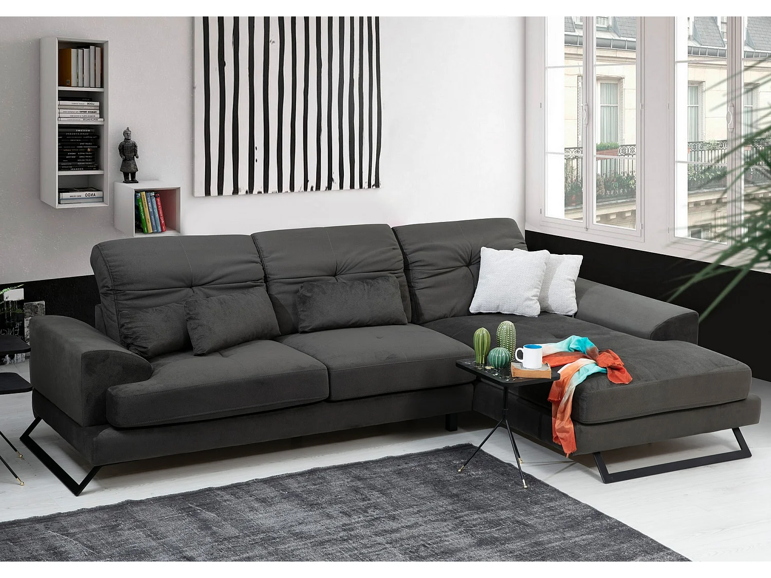 Canapé d'angle droit velours anthracite avec têtières relevables et pieds metal noir Briko 308cm