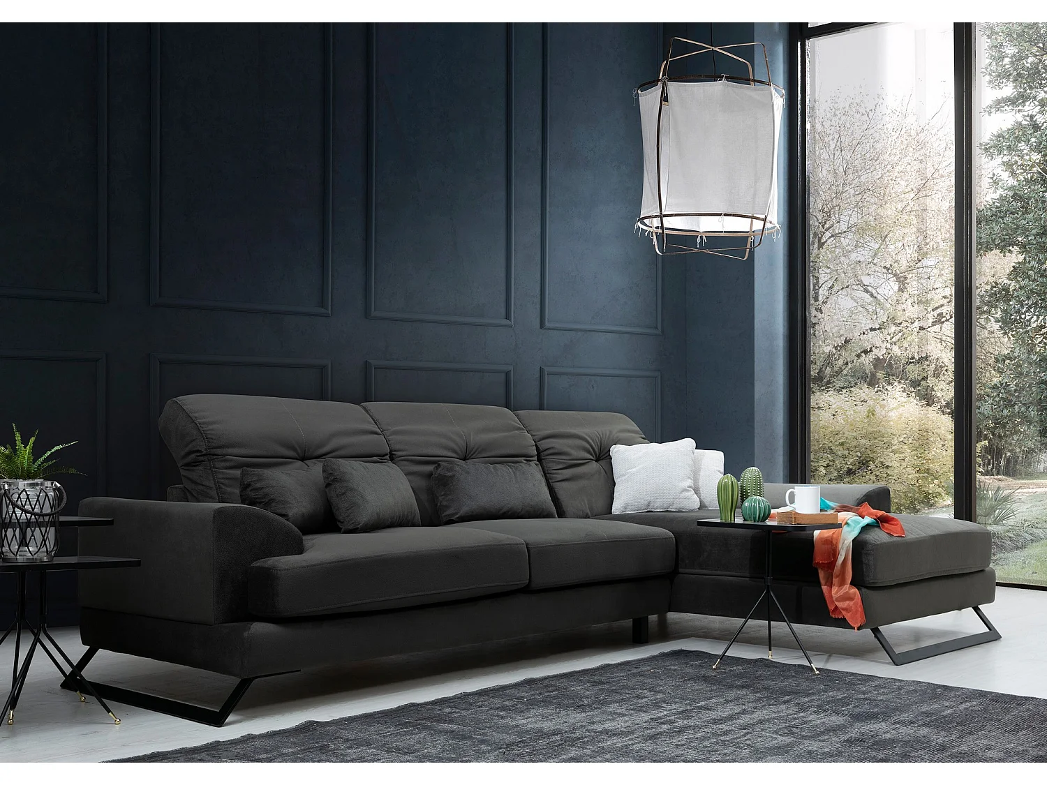 Canapé d'angle droit velours anthracite avec têtières relevables et pieds metal noir Briko 308cm