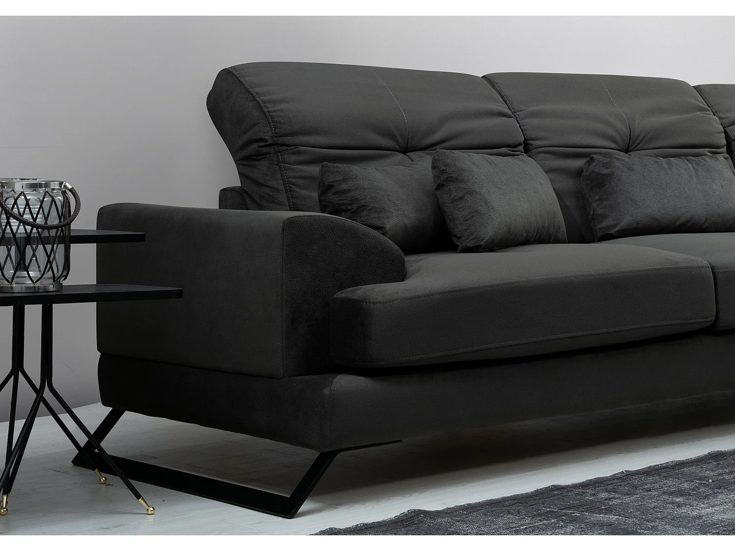 Canapé d'angle droit velours anthracite avec têtières relevables et pieds metal noir Briko 308cm